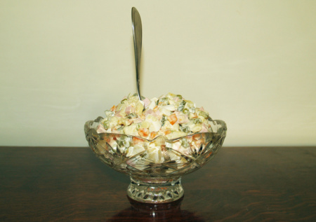 Как подать “Оливье” красиво: достаем креманки из шкафов