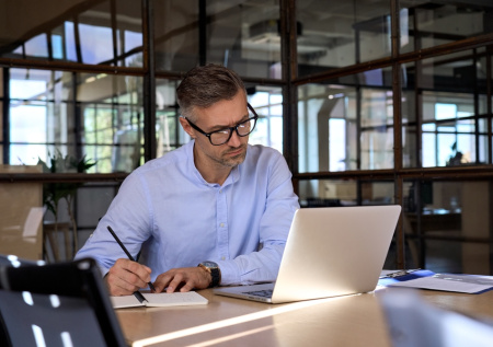 В Минтруде оценили идею сокращения рабочего дня до шести часов