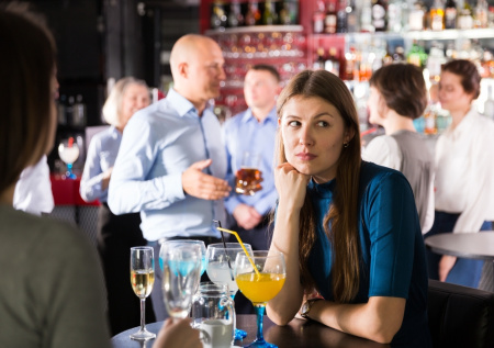 Эксперт по этикету рассказал, можно ли обсуждать работу на корпоративе