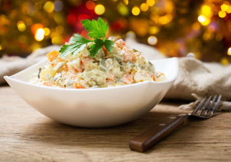 Хватит класть в оливье колбасу! Готовим салат с курицей: еще вкуснее