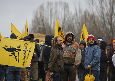 Фермеры облили навозом флаг Франции и ЕС