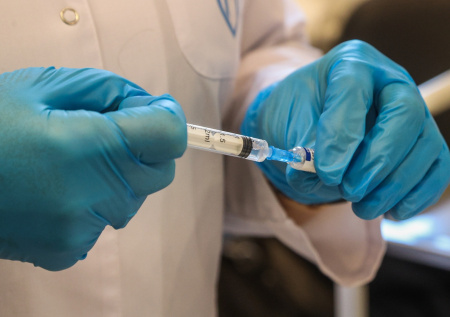 Биолог объяснила, поможет ли ежегодная вакцина от гонконгского гриппа