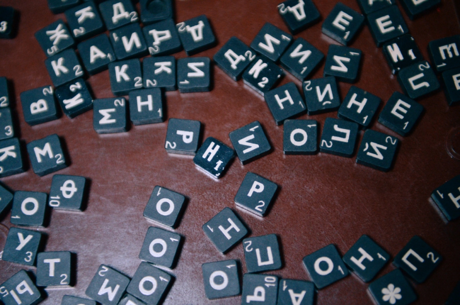 Простые игры для любой компании: домино, дженга, «Эрудит»