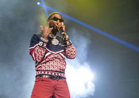 Американский рэпер прилетел в Москву в тапочках и попал на видео