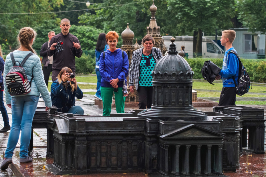 Туристы у макета Казанского собора в Александровском парке в Санкт-Петербурге