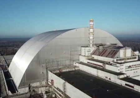 Работы на Чернобыльской АЭС поставили на стоп из-за повреждения саркофага