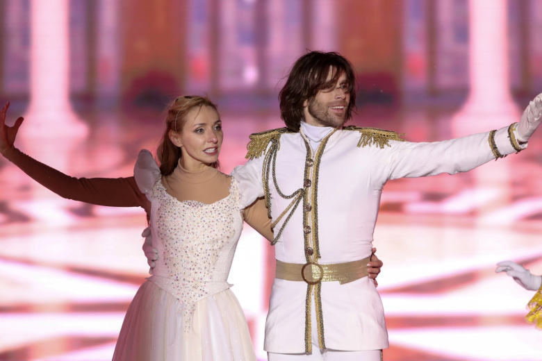 Татьяна Навка и Петр Чернышев в сцене из ледового балета «Золушка» на катке в Новопушкинском сквере, 2017 год