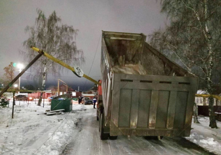 Грузовик влетел в трубопровод и оставил без газа 100 домов