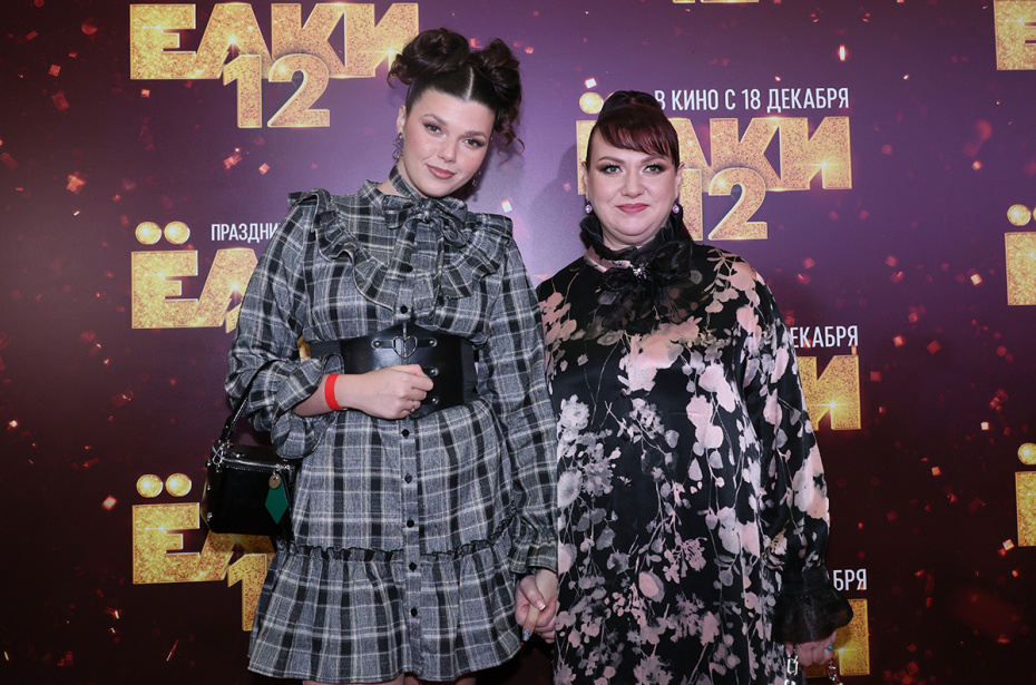 Актриса Ольга Картункова (справа) с дочерью Викторией на премьере фильма «Елки-12» в Москве
