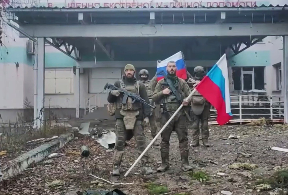 Военнослужащие подразделений группировки войск «Запад» развернули российский триколор в Купянске, территория которого перешла под полный контроль российских военных