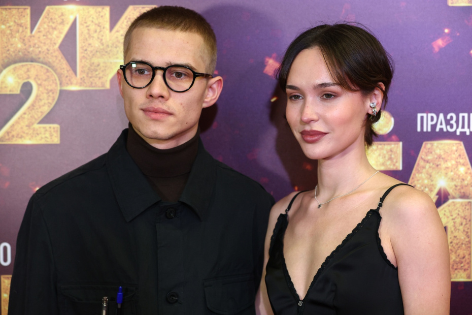 Актер Рузиль Минекаев и его супруга актриса Азиза Бекманова на премьере фильма «Елки-12»