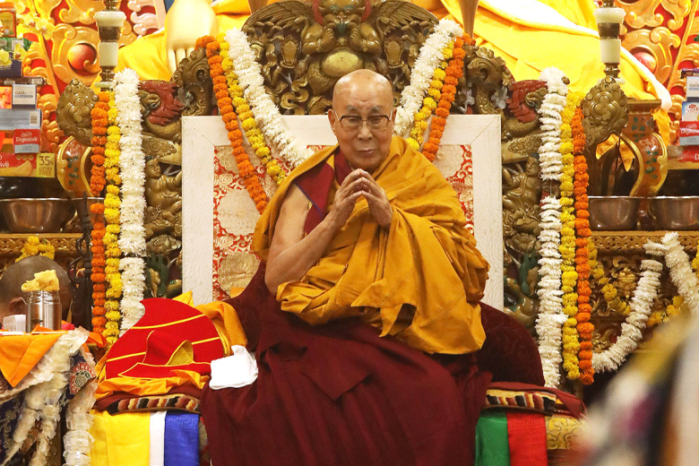 Далай-лама во время молитвы