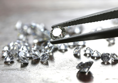 Путешественник пытался провести в ФРГ более 11 тыс. бриллиантов