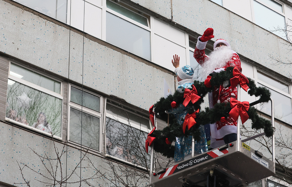 Акция «Новогодний десант Дедов Морозов и Снегурочек» у Российской детской клинической больницы в Москве