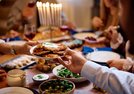 Стало известно, какое блюдо принято есть у иудеев на Хануку