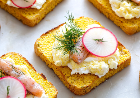 Необычные тосты из кукурузной поленты — яркий завтрак и эффектная закуска для фуршета, которую готовят за два этапа