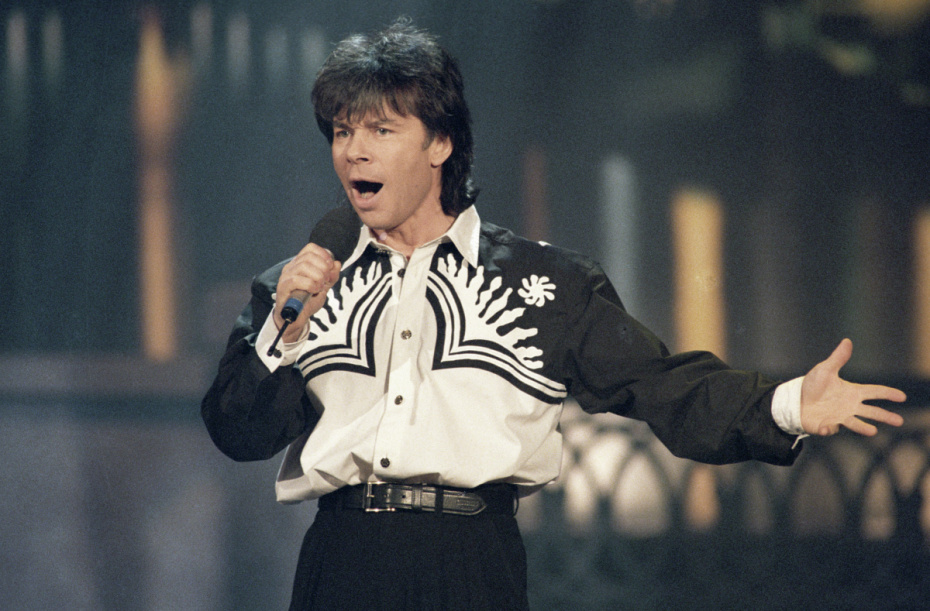 Олег Газманов во время записи на телевидении, 1997 год