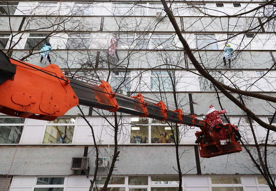 Акция «Новогодний десант Дедов Морозов и Снегурочек» у Российской детской клинической больницы в Москве