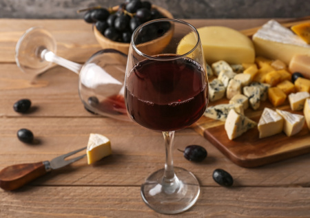 Идеальные закуски к красному вину: руководство по гармонии вкуса