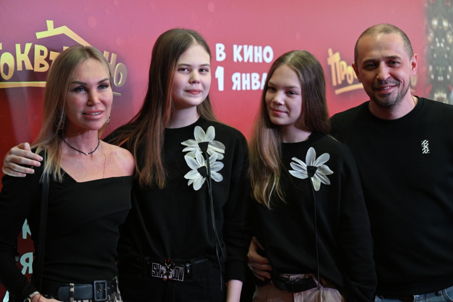 Актер Олег Верещагин с супругой Александрой и дочерьми