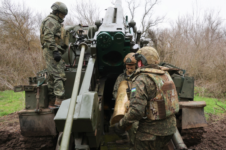 Военнослужащие расчета 152-мм самоходной пушки 2С5 «Гиацинт-С»