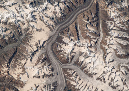 Опубликованы гипнотизирующие кадры «Крыши мира» из космоса