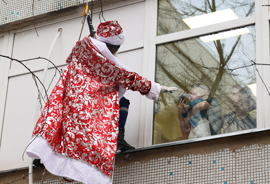 Акция «Новогодний десант Дедов Морозов и Снегурочек» у Российской детской клинической больницы в Москве