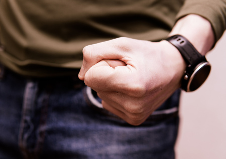 Россиянин ударил дочь по голове за просьбу купить конфету и попал на видео