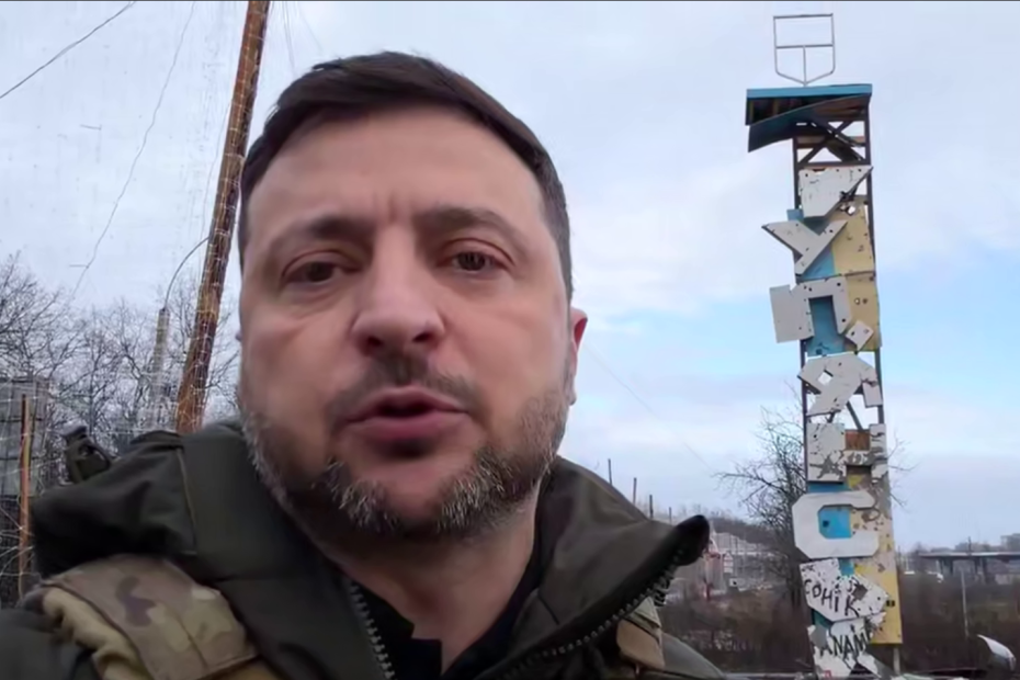 Владимир Зеленский у стелы на въезде в Купянск