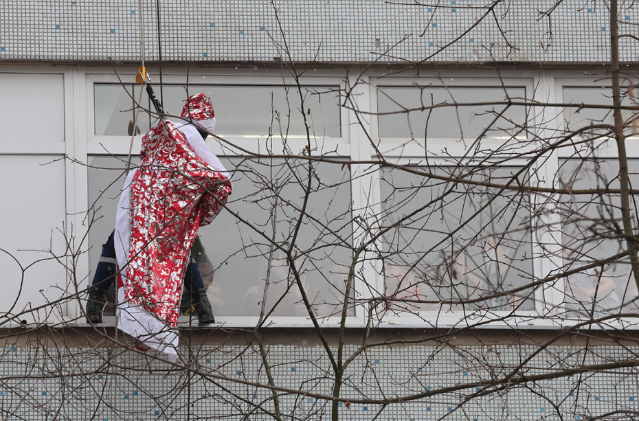 Акция «Новогодний десант Дедов Морозов и Снегурочек» у Российской детской клинической больницы в Москве