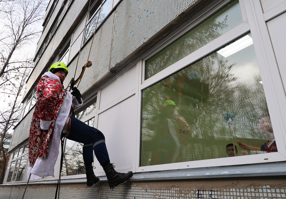 Акция «Новогодний десант Дедов Морозов и Снегурочек» у Российской детской клинической больницы в Москве