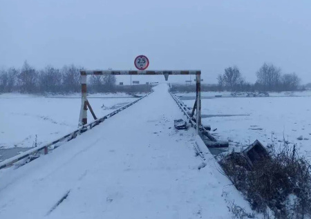 Автомобиль с двумя людьми упал в реку