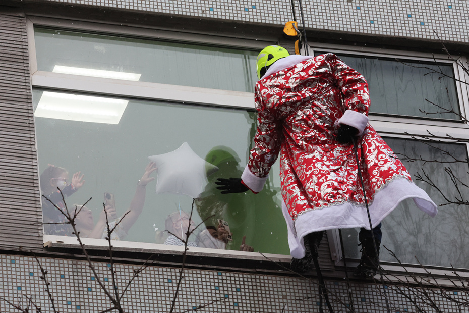 Акция «Новогодний десант Дедов Морозов и Снегурочек» у Российской детской клинической больницы в Москве