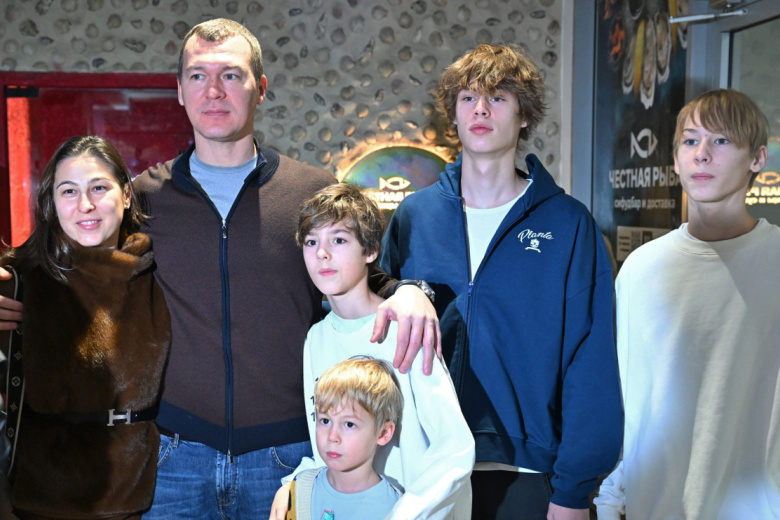 Министр спорта РФ Михаил Дегтярев с женой и детьми