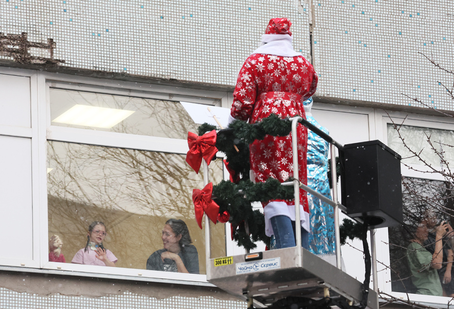 Акция «Новогодний десант Дедов Морозов и Снегурочек» у Российской детской клинической больницы в Москве