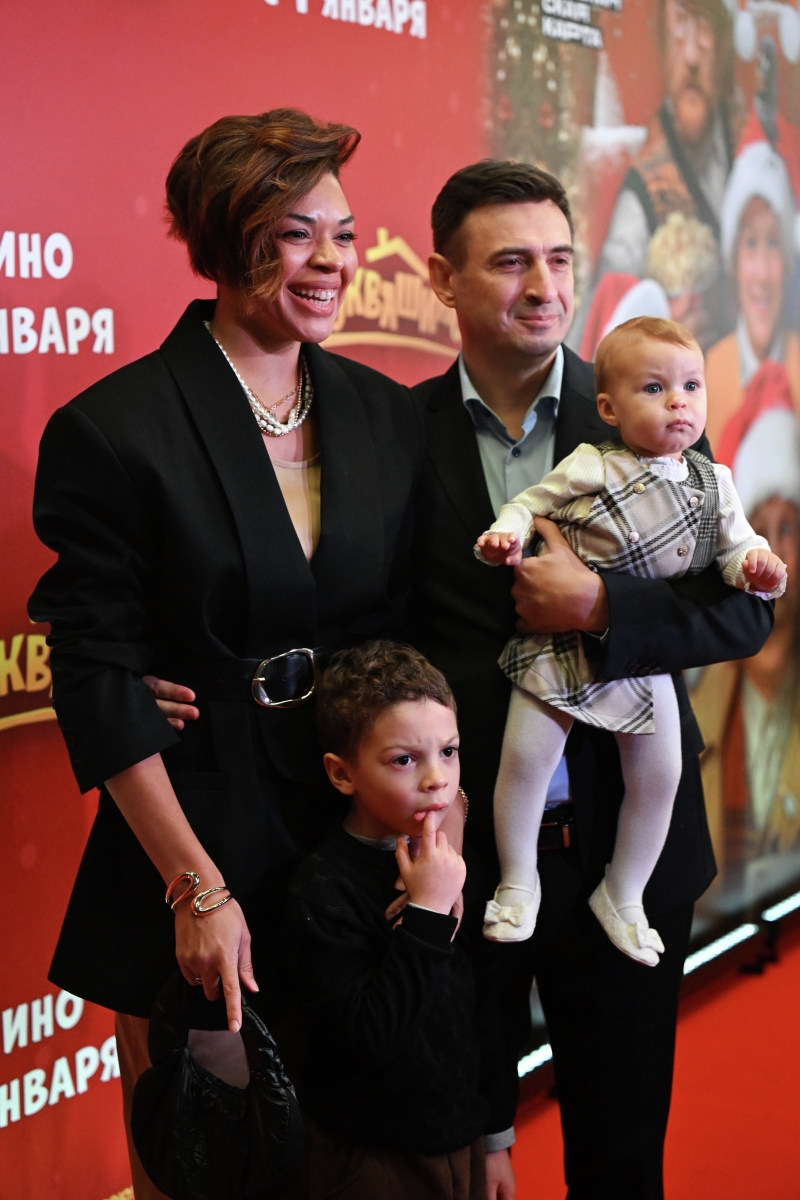 Актер Алексей Гаврилов и его супруга — баскетболистка Катерина Кейру с детьми
