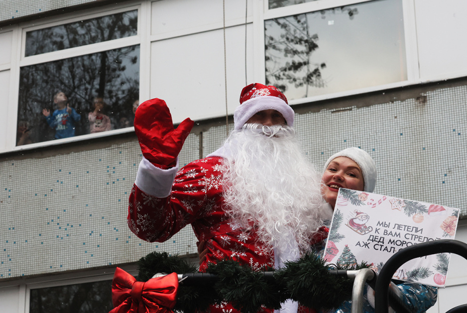 Акция «Новогодний десант Дедов Морозов и Снегурочек» у Российской детской клинической больницы в Москве