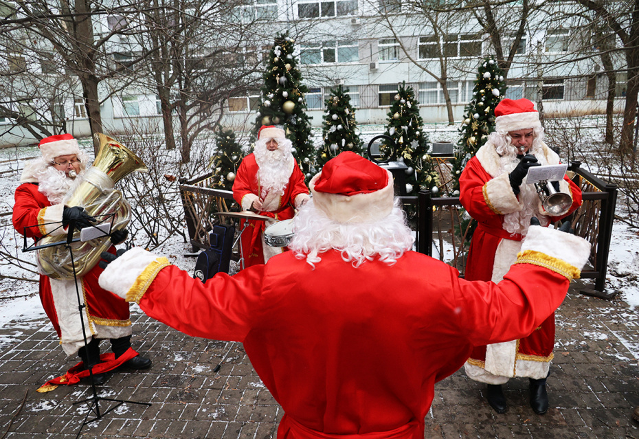 Акция «Новогодний десант Дедов Морозов и Снегурочек» у Российской детской клинической больницы в Москве