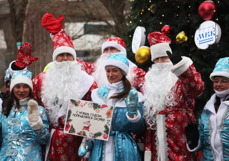 Десант волшебников: Деды Морозы и Снегурочки пришли в гости к больным детям