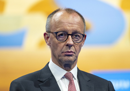 Мерц сеет панику о последствиях поражения Украины