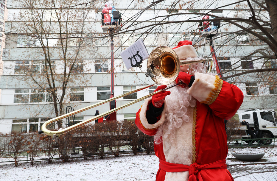 Акция «Новогодний десант Дедов Морозов и Снегурочек» у Российской детской клинической больницы в Москве