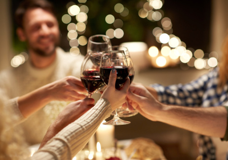 Гастроэнтеролог рассказал, сколько можно выпить на Новый год