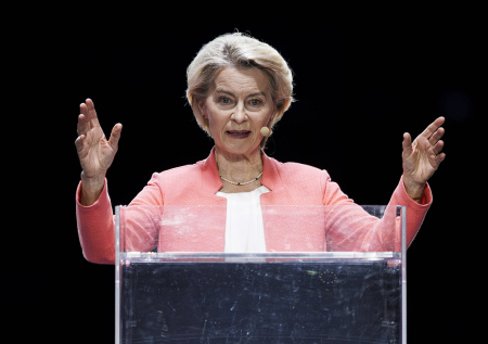 В Госдуме рассказали, зачем фон дер Ляйен летит в Берлин