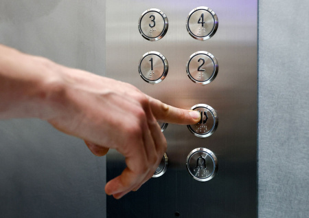 Лифт с людьми рухнул в российском регионе