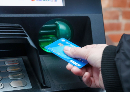 Юрист ответил, обязан ли банк выплачивать компенсацию за блокировку карты