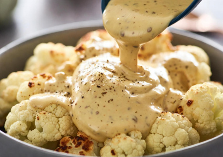 Простой ужин за полчаса: запеченная цветная капуста с секретным соусом