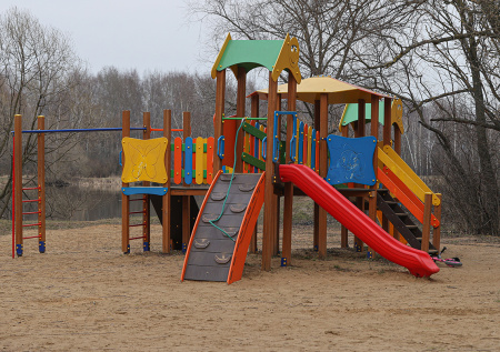 Россиянка пожаловалась Путину на детскую площадку прямо у дороги