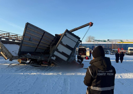 Манипулятор насмерть раздавил водителя на промбазе в российском городе