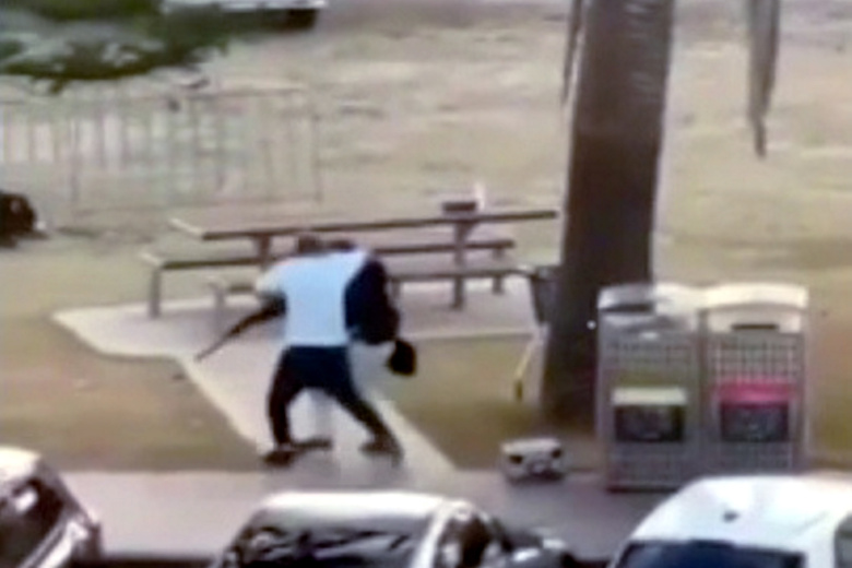 Ахмед аль-Ахмед обезоруживает нападавшего во время стрельбы на пляже Бонди в Сиднее