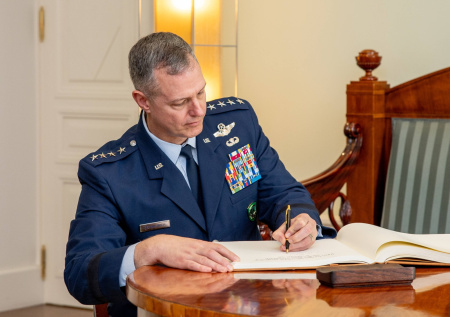 Стало известно об участии в переговорах по Украине главкома НАТО в ЕС